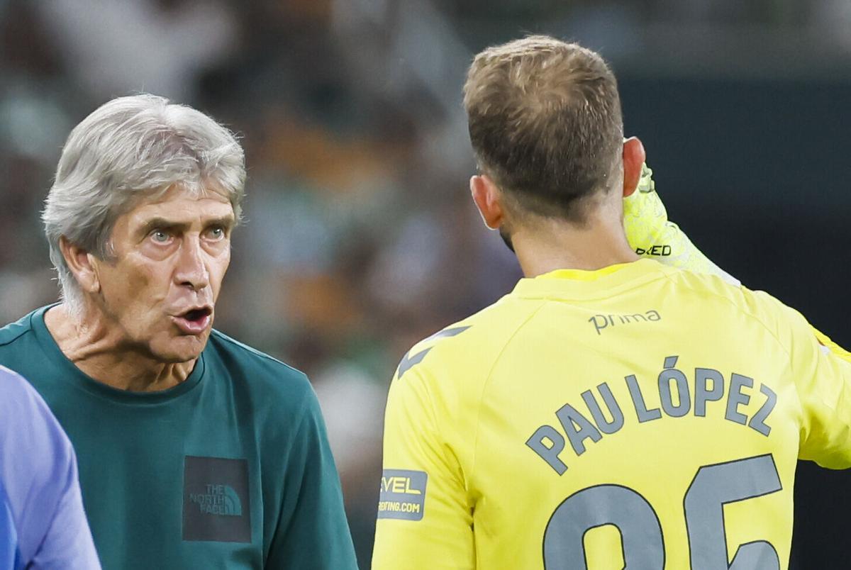 Manuel Pellegrini da instrucciones a Pau López en el Betis-Real Sociedad