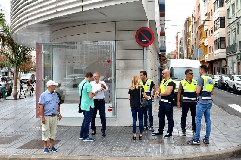 19/07/2018 LAS PALMAS DE GRAN CANARIA. Desahucio e incautación de historiales en la clínica de iDental. SANTI BLANCO  | 19/07/2018 | Fotógrafo: Santi Blanco