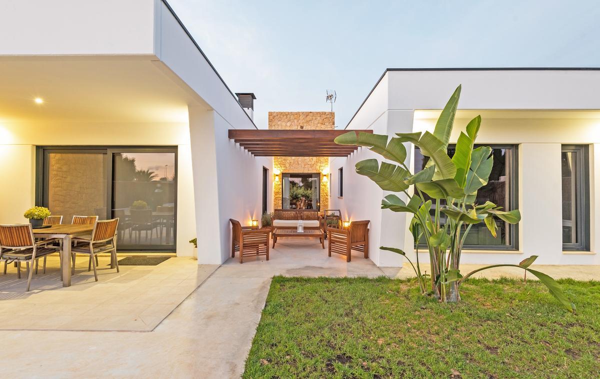 Zona exterior entre dos alas de una casa.