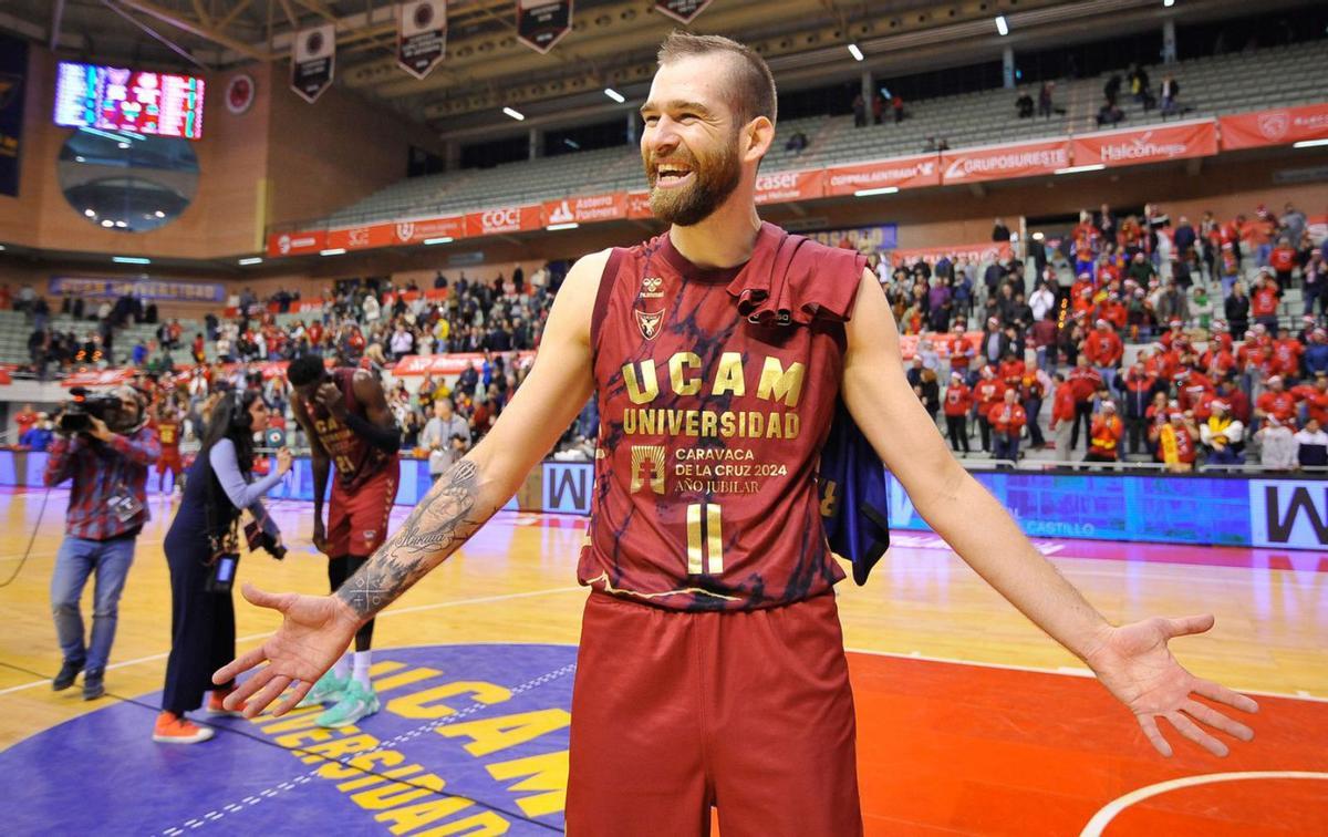 Nemanja Radovic, jugador del UCAM Murcia, al término de un partido esta temporada.  | ACB PHOTO/J.BERNAL