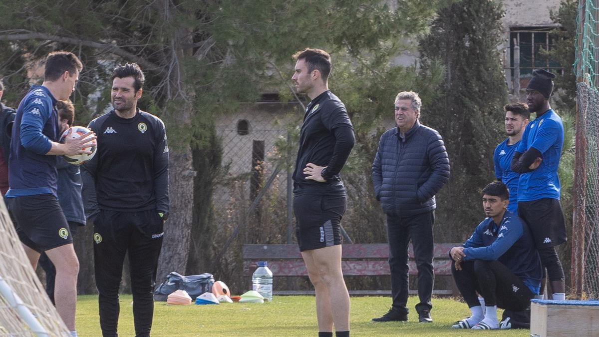 A la izquierda, Lolo Escobar conversa con Jack Harper en presencia del recuperador, en Fontcalent.