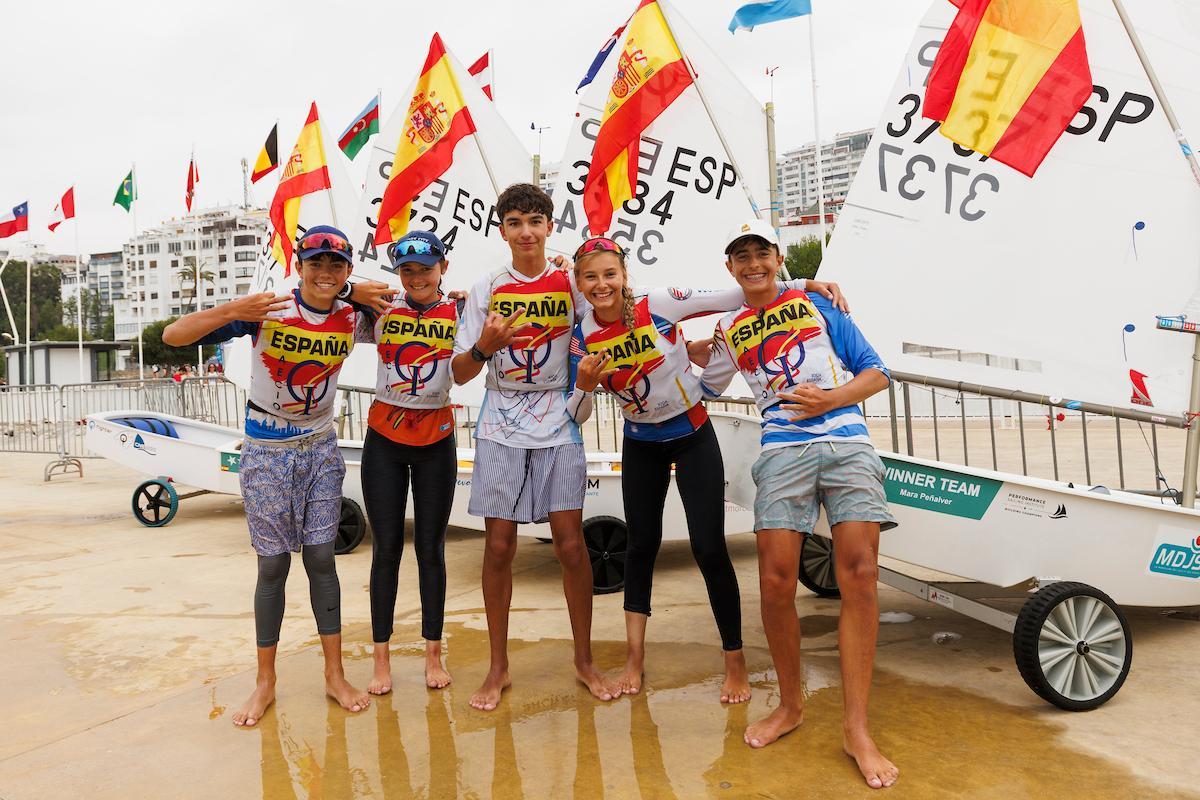 El equipo nacional de Optimist celebra las tres medallas conseguidas.