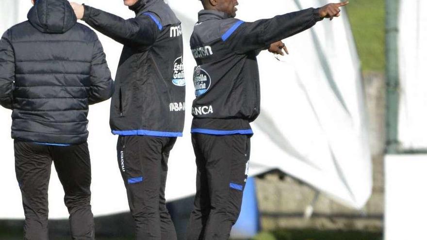 Clarence Seedorf, en el centro, junto a dos de sus ayudantes durante el entrenamiento de ayer.