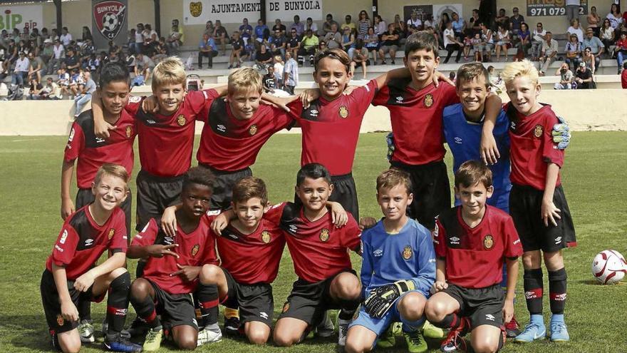 El Mallorca alevín posa ante de un partido en el Torneo Miquel Bestard.