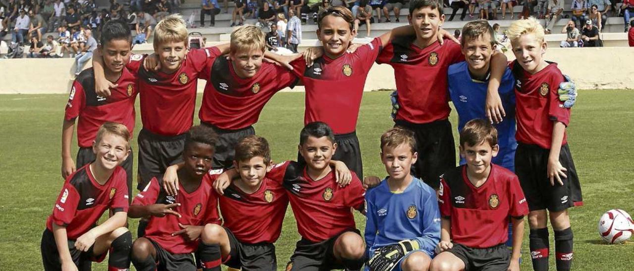 El Mallorca alevín posa ante de un partido en el Torneo Miquel Bestard.