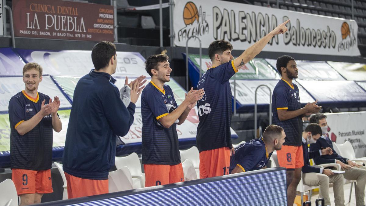 Los jugadores del Liberbank Oviedo Baloncesto celebran una canasta en Palencia