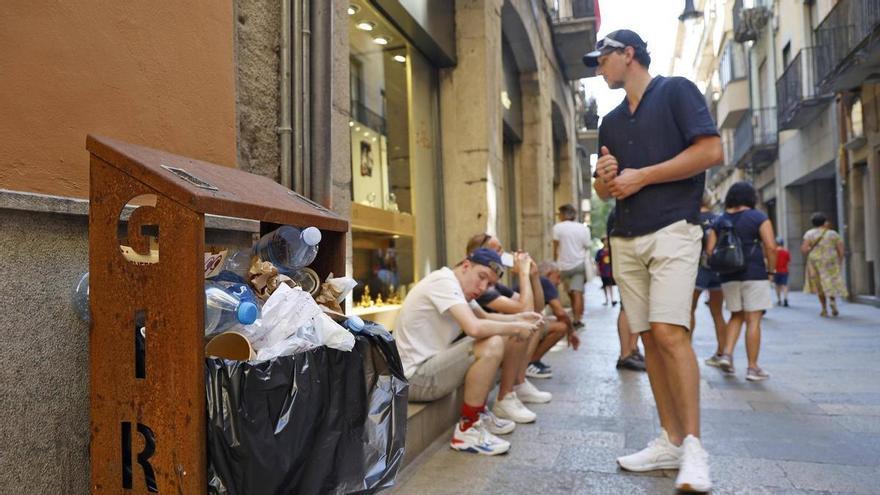 Desconfiança entre els comerciants del Barri Vell de Girona per la gestió de les papereres