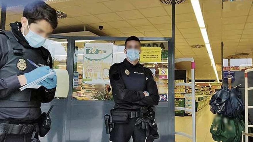 Agentes de la Policía Nacional, en el supermercado de Son Roca donde abrieron actas contra siete clientes que iban juntos.