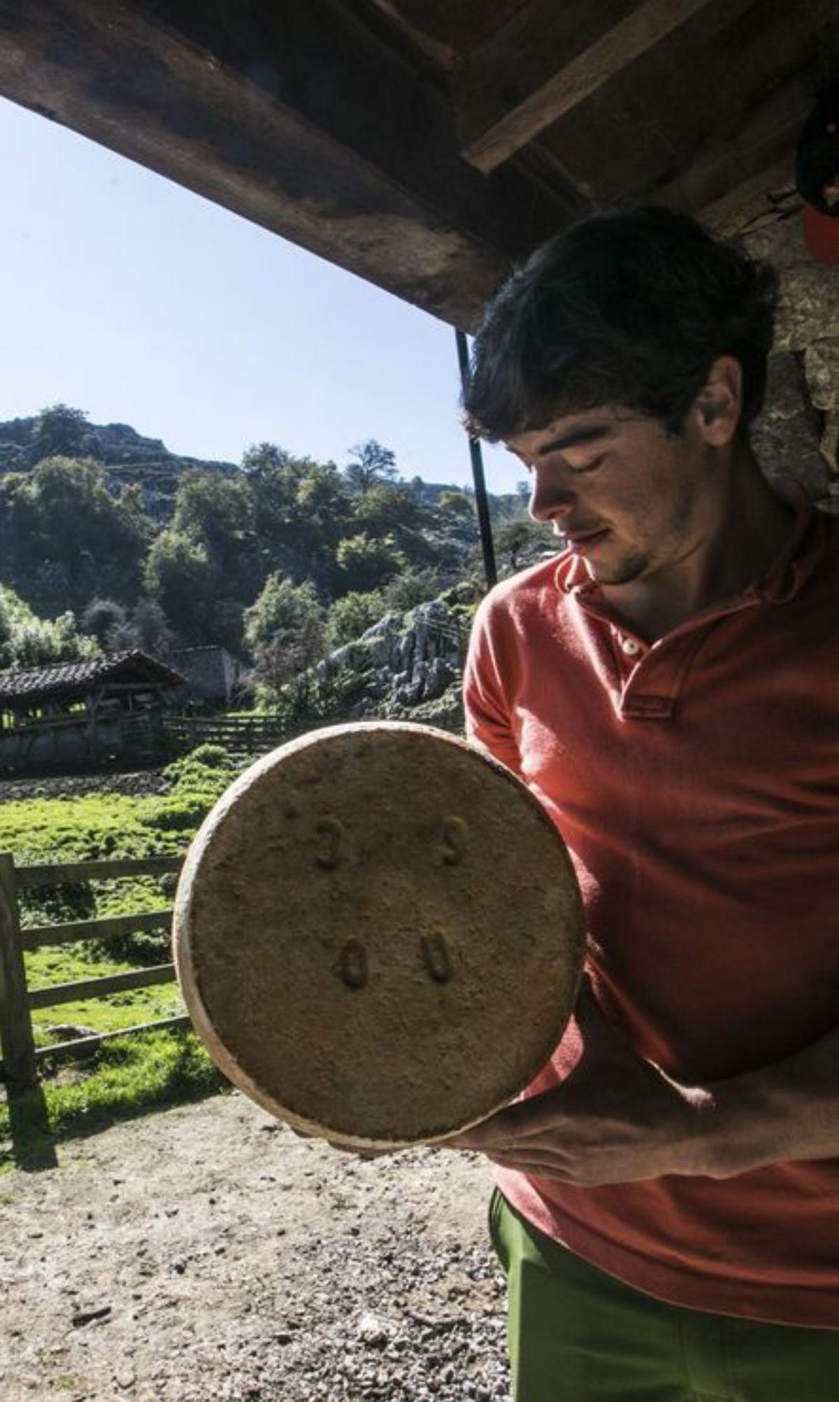 Alonso, en Gumartini, con uno de sus quesos. | Miki López