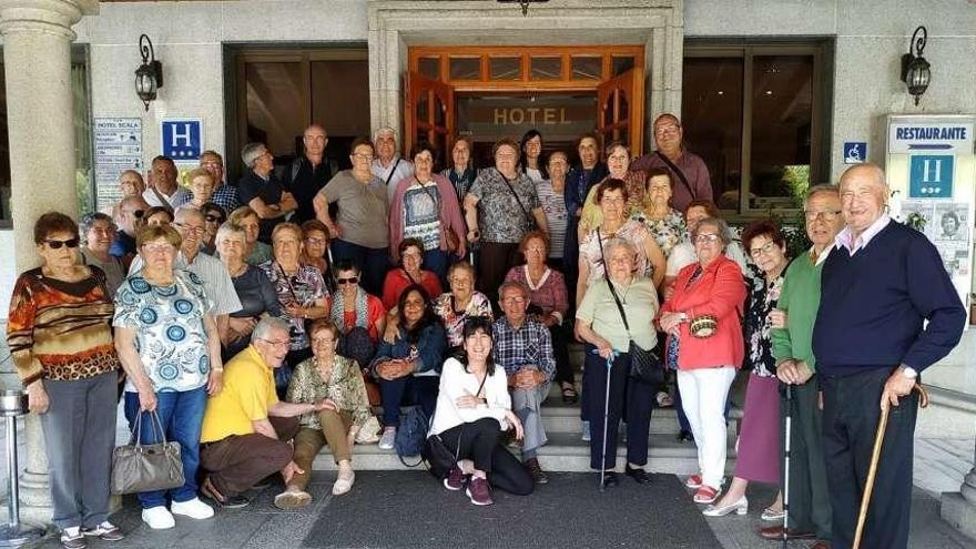 Martina Ferradás (centro) con un grupo de familiares de enfermos de alzhéimer en una excursión. // Fdv