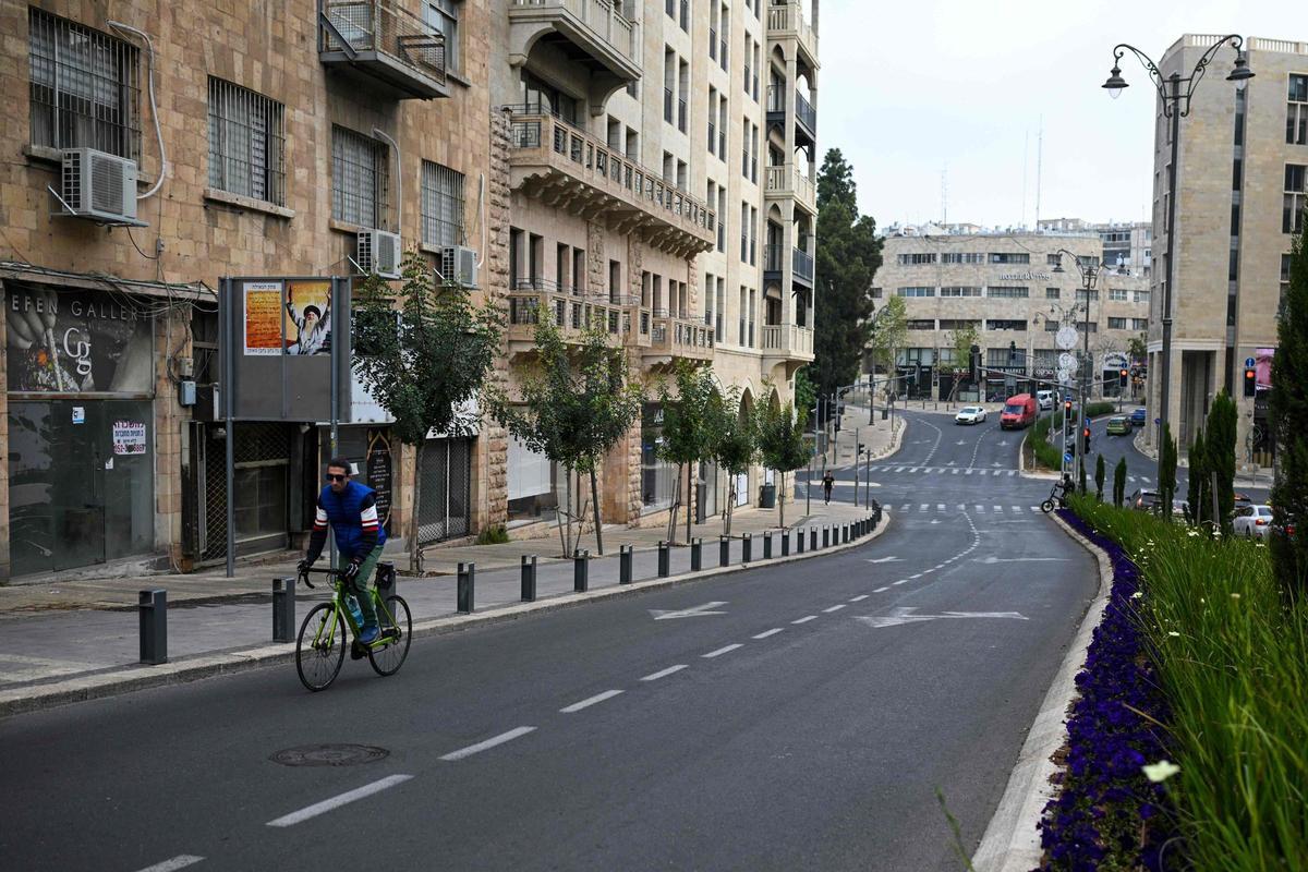 Un ciclista pedalea por las calles de Jerusalén.