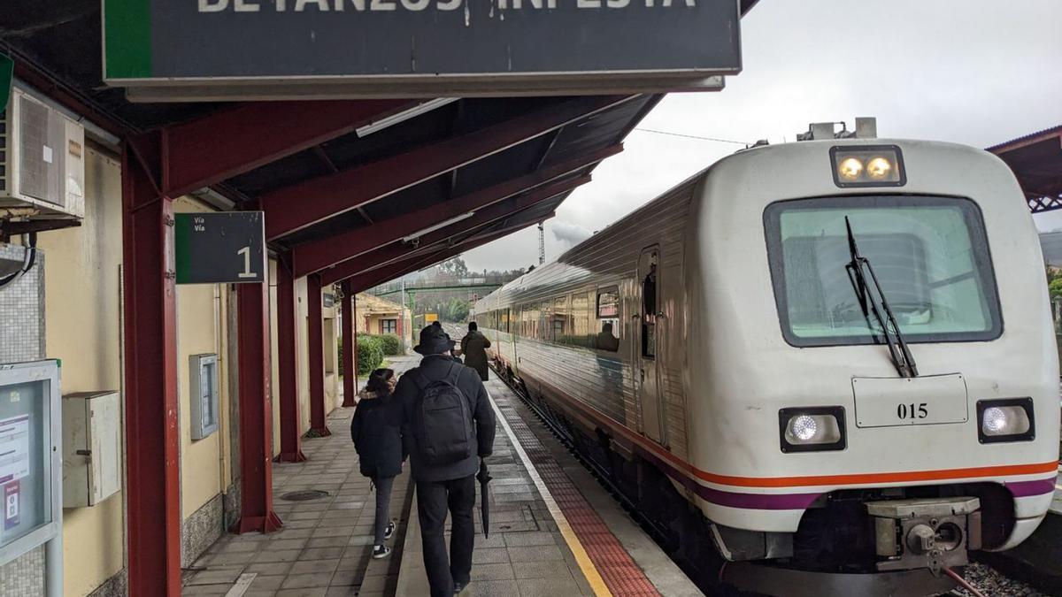 Tren en la estación de Betanzos-Infesta. |