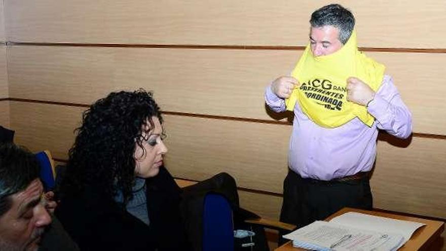 El alcalde se pone la camiseta de los afectados de NCG.  // Gonzalo N.
