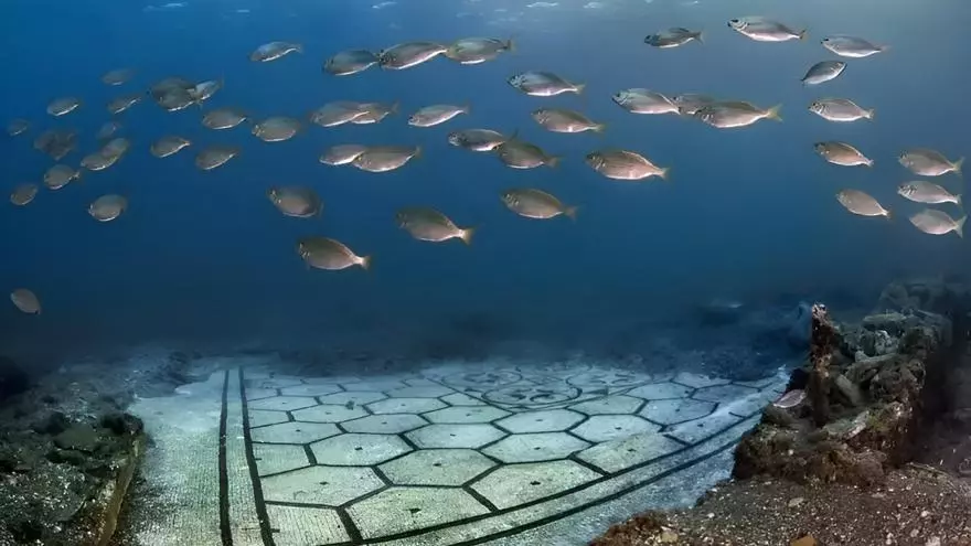 Encuentran un antiguo suelo de mármol romano en el fondo del mar: dicen que es "un hallazgo histórico"