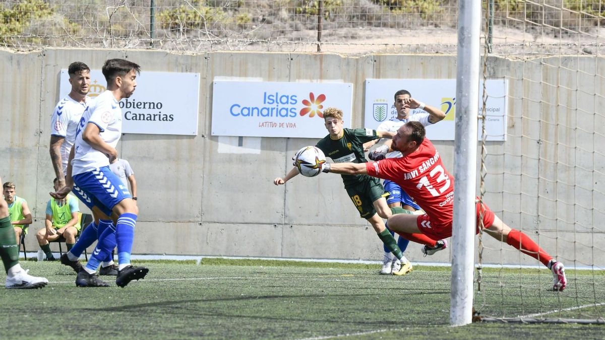 Simo Bouzaidi ensaya el disparo en el partido de la primera vuelta contra el Tamaraceite.