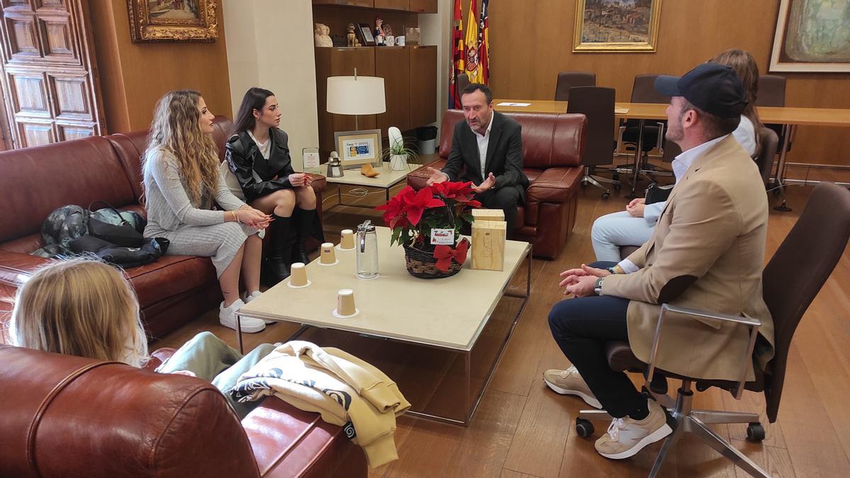 El alcalde, durante el encuentro de esta mañana en la Alcaldía de Elche con las dos influencers