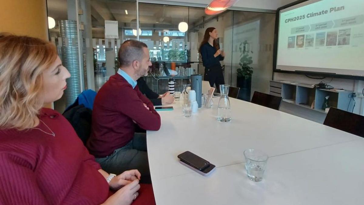 Por la izquierda, Susana Madera y Ángel García, durante la reunión que mantuvieron ayer con técnicos de movilidad de Copenhague. | P. T.