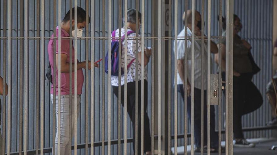 Colas en las puertas de un centro de salud.