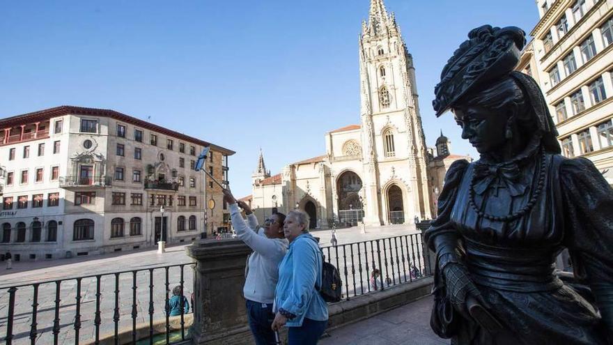 Dos turistas, paseando por la ciudad hace unos días.