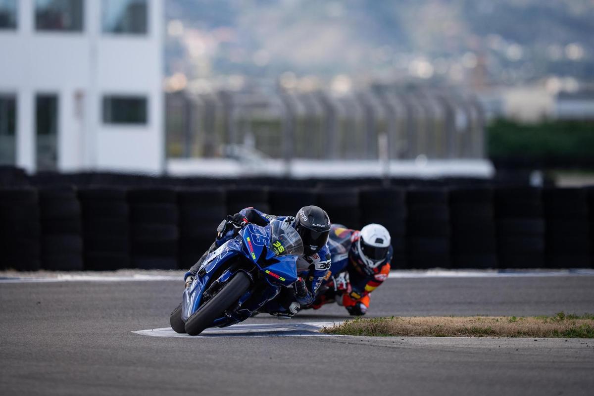 El deportista aragonés Miguel Bernal recorre un circuito con su moto.