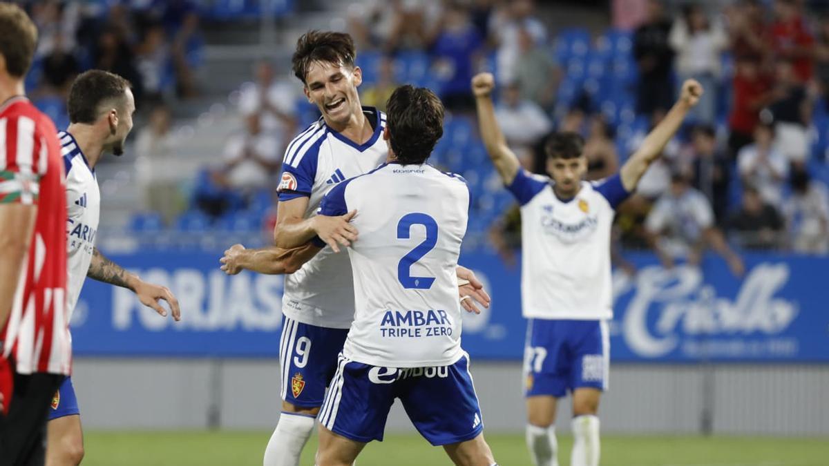Pau Sans se abraza con Jokin Gabilondo tras su gol ante el Bilbao Athletic.