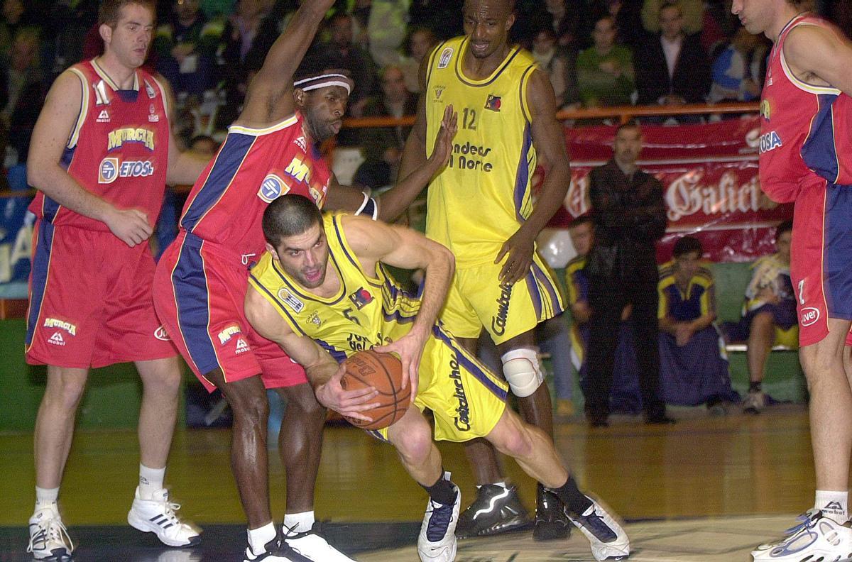 Lolo Castro protege el balón en un partido del Sondeos del Norte, en la Polideportiva de Riazor en 2002