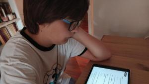 Un estudiante de 1º de ESO repasa, en su casa, la regla del tres para Matemáticas con ayuda de ChatGPT.