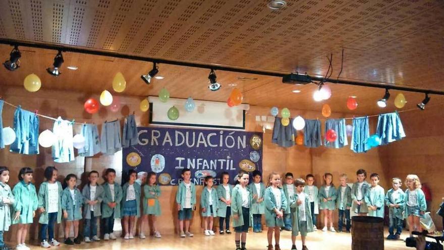 Los más pequeños del colegio de Infiesto se gradúan