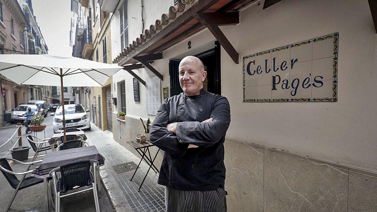 Juanjo Amengual en el celler que fundó su abuelo en un antiguo establo y escar de la Llotja.