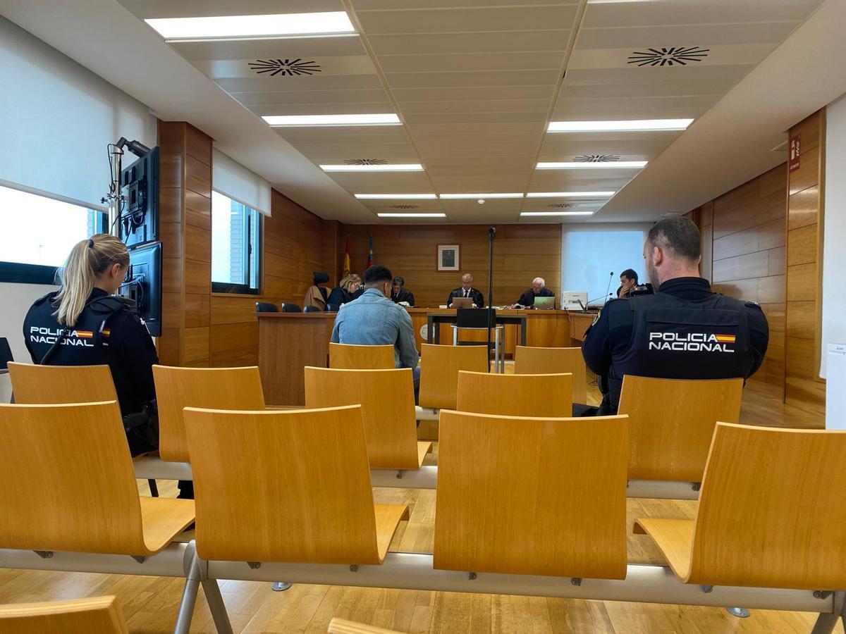 El joven acusado, este lunes en el banquillo de los acusados de una sala de la Audiencia Provincial de Castellón.
