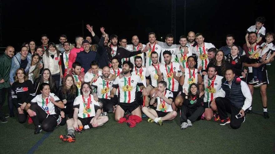 Los jugadores estradenses celebran el título conseguido ayer. // Bernabé/Luismy