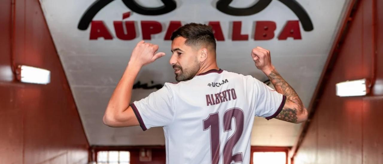 Alberto Jiménez posa con la camiseta del Albacete.