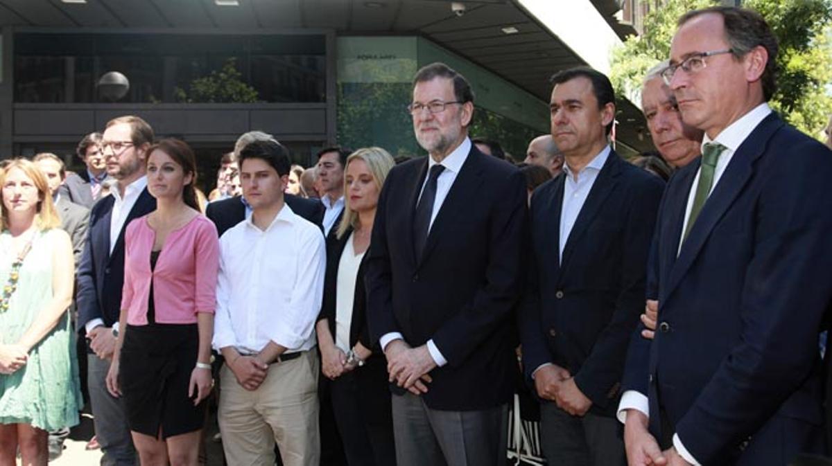Rajoy ha presidit el minut de silenci convocat a la seu central del partit.