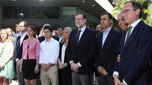 Rajoy ha presidit el minut de silenci convocat a la seu central del partit.