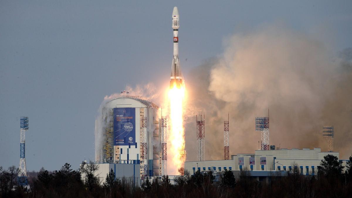 Rusia lanza la sonda Luna-25 para ser el primer país en alcanzar el Polo Sur lunar.