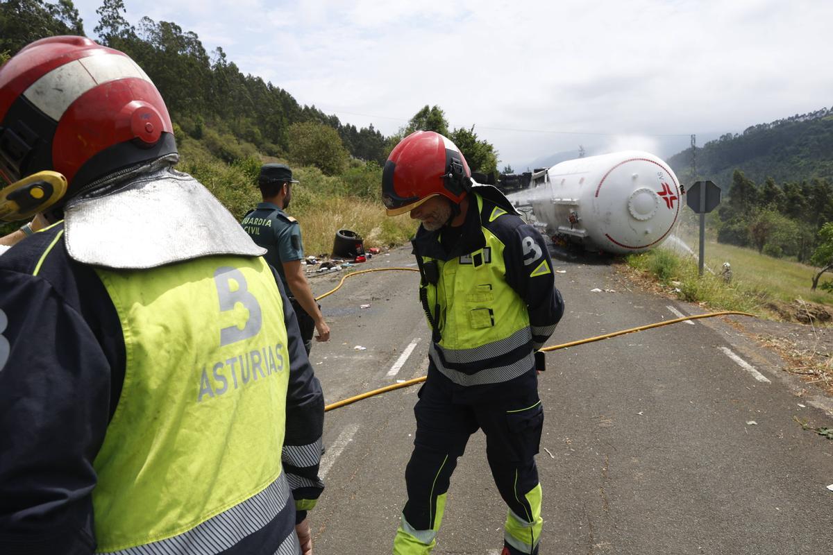 EN IMÁGENES: El espectacular accidente de un camión cisterna con gas en la Autovía del Cantábrico, a la altura de Colunga
