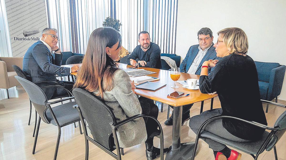 Los participantes durante la mesa redonda. 