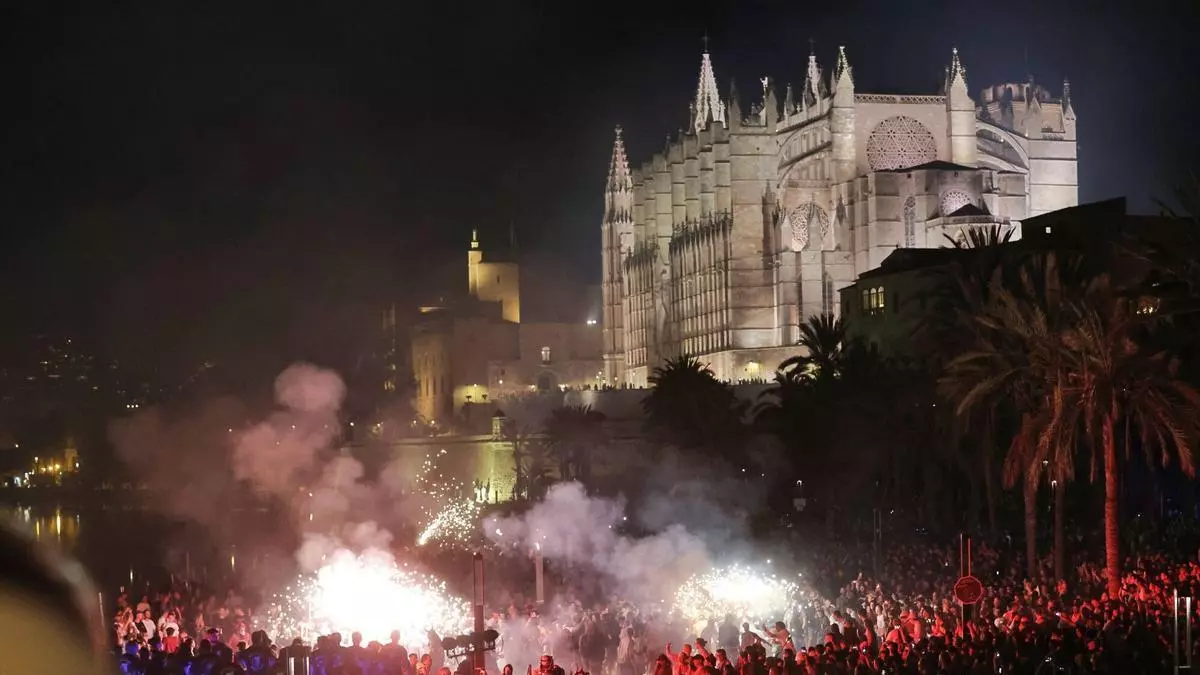 Sant Joan llena de fuego, música y reivindicación el Parc de la Mar