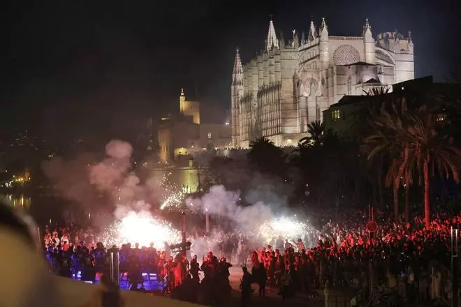 FOTOS | Sant Joan llena de fuego y música el Parc de la Mar