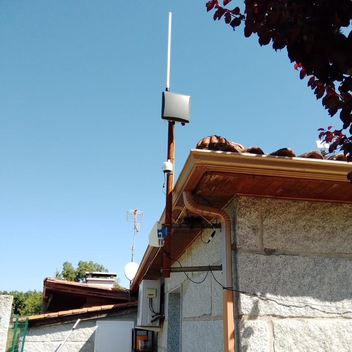La estación base, instalada en el local de la asociación vecinal, recibe los datos que emiten los dispositivos LoRa.