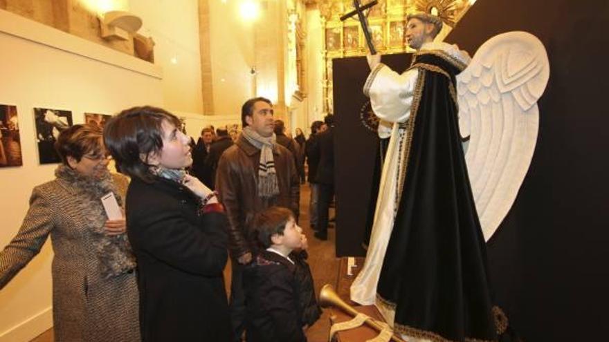 La directiva de Nuestra Madre y dirigentes de la Semana Santa junto a autoridades durante la inauguración de la muestra.