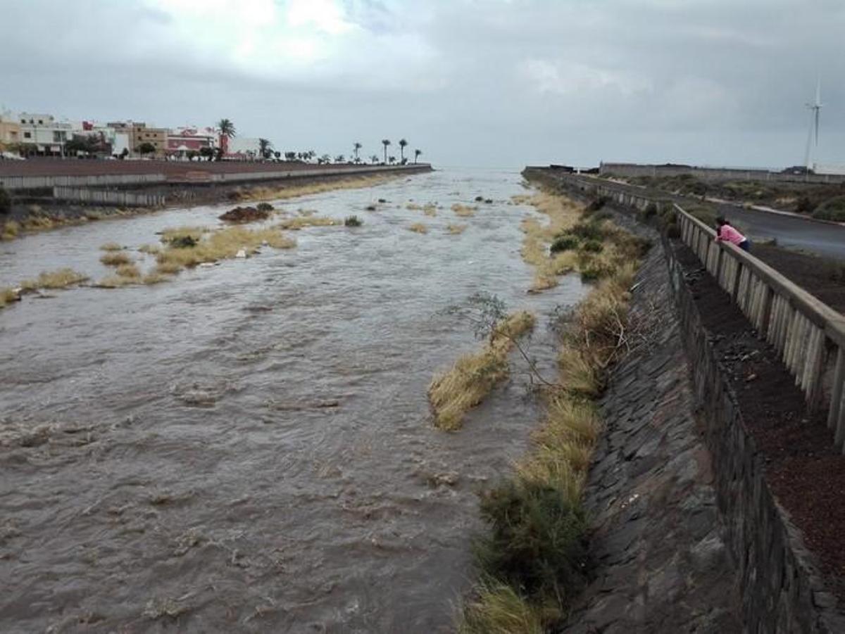 El barranco de Arinaga corre