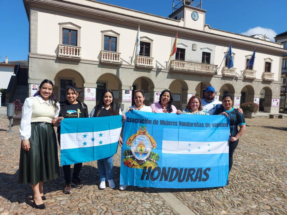 Miembros de la asociacion de hondureños posan en la plaza del Ayuntamiento en una imagen de archivo.