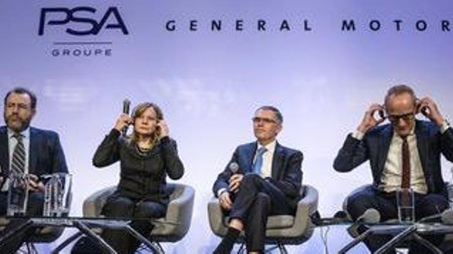 D&#039;esquerra a dreta, el president de PSA, l&#039;executiva de GM, el president de GM i el president d&#039;Opel .