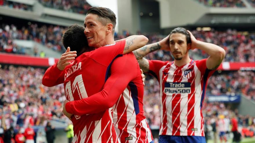 Fernando Torres festeja su gol con Correa.