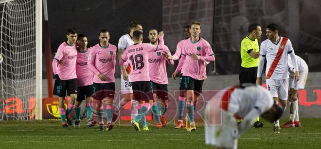 Los jugadores del FC Barcelona celebran el gol durante el partido de octavos de final de Copa del Rey entre el Rayo Vallecano y el FC Barcelona disputado en el Estadio Vallecas.