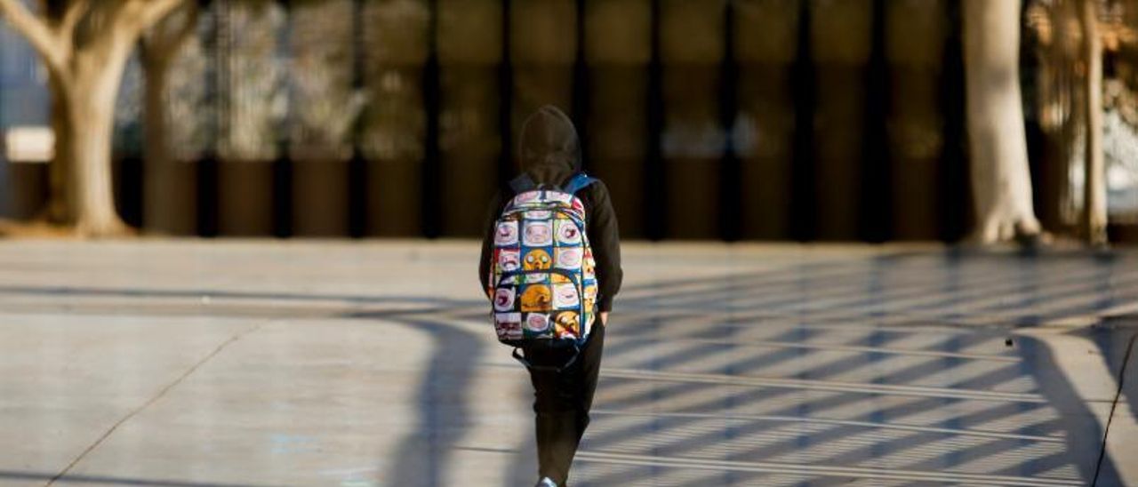 Imagen de archivo de un alumno entrando a un centro educativo este curso.