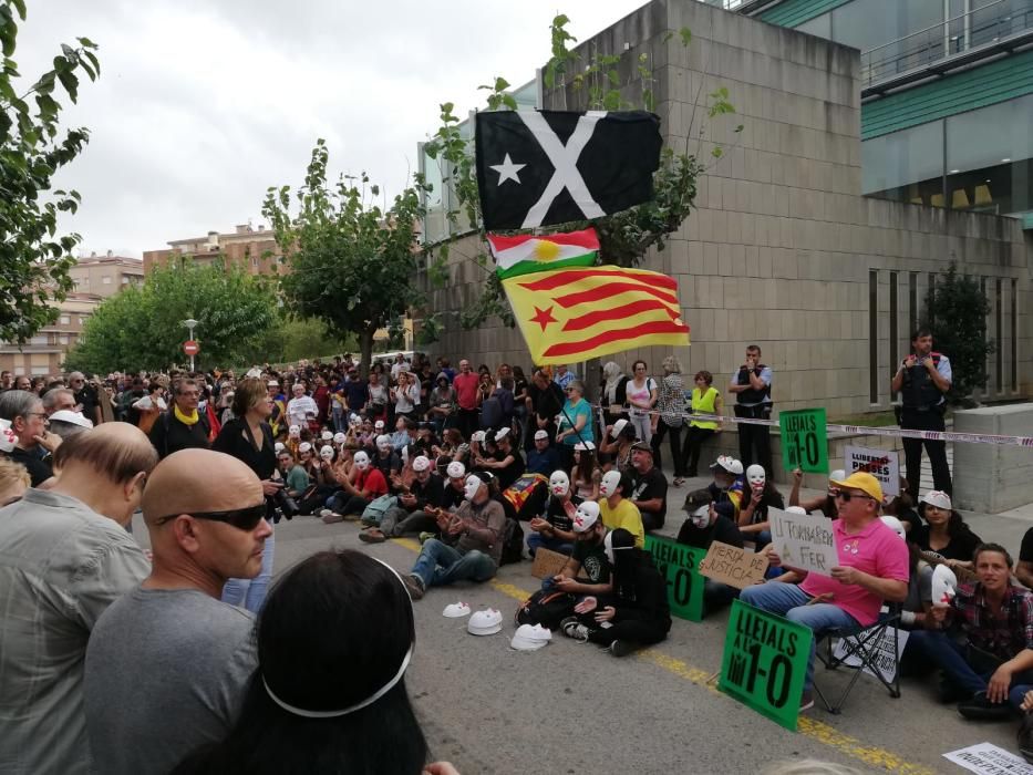 Concentració davant dels jutjats de Figueres