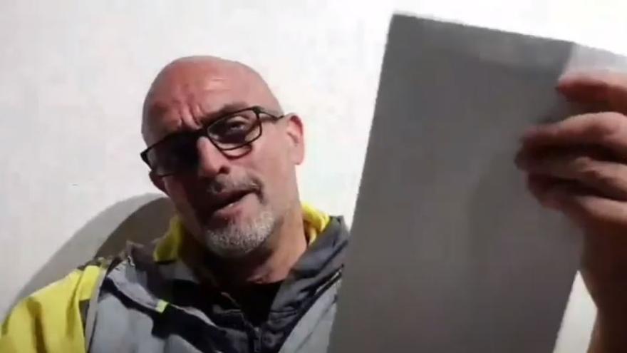 Rafael Navarro en una imagen del vídeo en el que leyó el expediente que se le iba a imponer