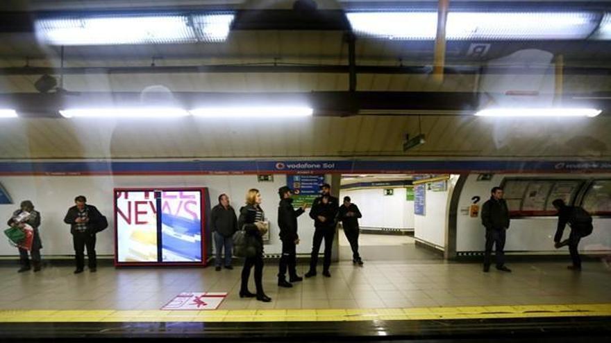 Dos detenidos tras disparar una pistola simulada en el Metro de Madrid